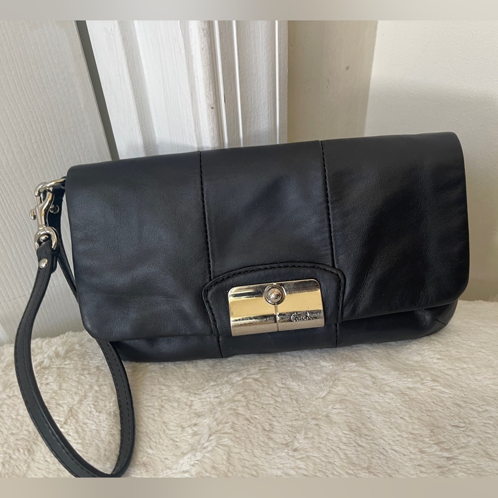 Coach leather clutch / Wristlet EUC - Picture 9 of 11